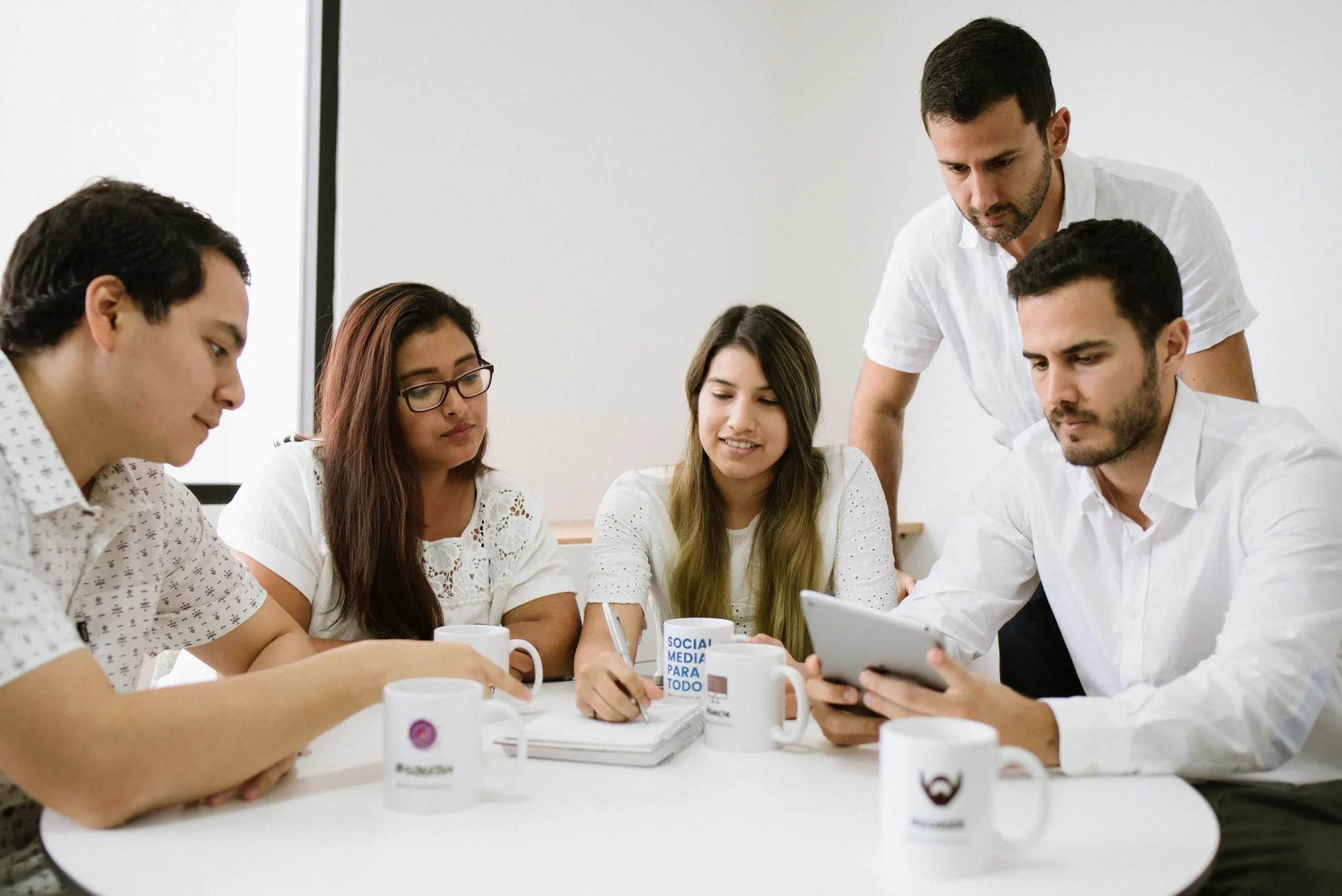 Equipo de EscuelaSM trabajando con alumnos